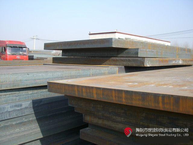 “這是我們研發(fā)的又一個國內(nèi)首發(fā)產(chǎn)品——174mm的高端特厚鉻鉬鋼板，一共11塊，將替代進(jìn)口，獨(dú)家應(yīng)用于江蘇某重點(diǎn)技改項目核心裝置——氨合成反應(yīng)器的制造！”9月5日，在河鋼集團(tuán)舞鋼公司產(chǎn)線上，看著一批鋼板即將裝車發(fā)往客戶，科技部研發(fā)人員李某某一臉自豪。  該產(chǎn)品的各項要求在此類鋼板中堪稱“史上最嚴(yán)”。由于該項目中的氨合成反應(yīng)器需要在高溫、高壓及氫腐蝕等極端條件下使用，對所需鋼鐵材料有著極為嚴(yán)苛的要求，對該類鋼板的生產(chǎn)研發(fā)來說堪稱“史上最嚴(yán)”。舞鋼公司在客戶項目設(shè)計的前期，就積極充分發(fā)揮技術(shù)優(yōu)勢，結(jié)合針對該項目所量身打造的科研攻關(guān)團(tuán)隊，與用戶深入對接，為其設(shè)計滿足該項目個性化需求的高端特厚鋼板。在研發(fā)過程中，針對鋼板的模擬焊后熱處理工藝溫度及檢驗技術(shù)難度在該厚度范圍為行業(yè)最嚴(yán)、居國際領(lǐng)先水平的客觀實(shí)際，舞鋼公司加大技術(shù)創(chuàng)新力度，創(chuàng)新設(shè)計軋制、熱處理工藝，一舉攻克了高溫長時模擬焊后特厚鋼板全厚度界面低溫沖擊功參數(shù)較差的行業(yè)共性技術(shù)難題，并全流程嚴(yán)格把控工藝技術(shù)質(zhì)量管理，最終打造出探傷合格率和性能合格率均為100%且極具舞鋼特色的高端特厚鉻鉬鋼板，產(chǎn)品各項技術(shù)指標(biāo)處于國際領(lǐng)先水平，贏得了客戶稱贊。