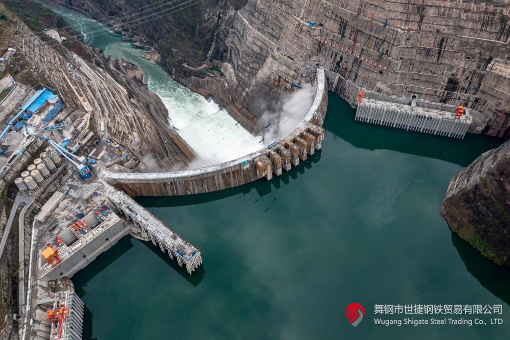 10月24日下午，白鶴灘水電站右岸地下廠房最后一倉封頂混凝土澆筑完成，標志著世界在建最大水電站地下廠房全線封頂。在該工程建設中，河鋼集團舞鋼公司累計生產(chǎn)供應Q500、Q345C/B、SX780等數(shù)個新品種鋼板4500噸，主要用于水電站水輪機座環(huán)、發(fā)電機頂蓋、控制環(huán)、壓力鋼管制造，大大加速了大型發(fā)電機組用鋼國產(chǎn)化進程。    據(jù)介紹，白鶴灘水電站位于四川省涼山州和云南省昭通市交界處，是世界在建規(guī)模最大的水電工程，裝機總?cè)萘?600萬千瓦，其左右岸地下廠房內(nèi)分別布置8臺具有完全自主知識產(chǎn)權(quán)的單機容量達100萬千瓦的水輪發(fā)電機組，單機容量位居世界第一。10月24日下午，白鶴灘水電站成功蓄水至825米高程，首次達到正常水位，大壩將接受高水位全面檢驗。    該工程的規(guī)模天然決定了其施工難度極高，復雜的地形地質(zhì)條件和技術指標等因素也給施工帶來了巨大挑戰(zhàn)。因此在電站建設材料及關鍵部位用鋼的選擇上，客戶慎之又慎，對焊接性能、韌性、強度等均有著極為嚴苛的技術要求。舞鋼公司憑借強大的質(zhì)量品牌優(yōu)勢和雄厚的技術實力成功中標——數(shù)百噸“舞鋼牌”高技術含量的大厚度高級別水電鋼板用于制造世界單機容量最大的巨型水輪發(fā)電機組的座環(huán)。    隨后，舞鋼公司為白鶴灘水電站定制研發(fā)265mm厚的SXQ500D-Z35鋼板，并進一步制作加工件。公司科技部高強鋼研究所針對該鋼的生產(chǎn)重點和難點，提前制定措施，并在冶煉、制坯等關鍵環(huán)節(jié)派人進行跟蹤、協(xié)調(diào)。在科技、設備、生產(chǎn)人員的共同努力下，該批鋼板最終順利生產(chǎn)完畢。鋼板及試樣經(jīng)公司、客戶和第三方檢驗機構(gòu)檢驗合格后，在三和盛機建公司完成切割深加工。    交付客戶后，該鋼憑著焊接性能好、力學結(jié)構(gòu)良好、低溫沖擊韌性強等優(yōu)點，承受住了巨大的水壓力和沖擊負荷，再次贏得設備制造方的高度評價。（舞鋼市委宣傳部 楊德坤 張培軍）