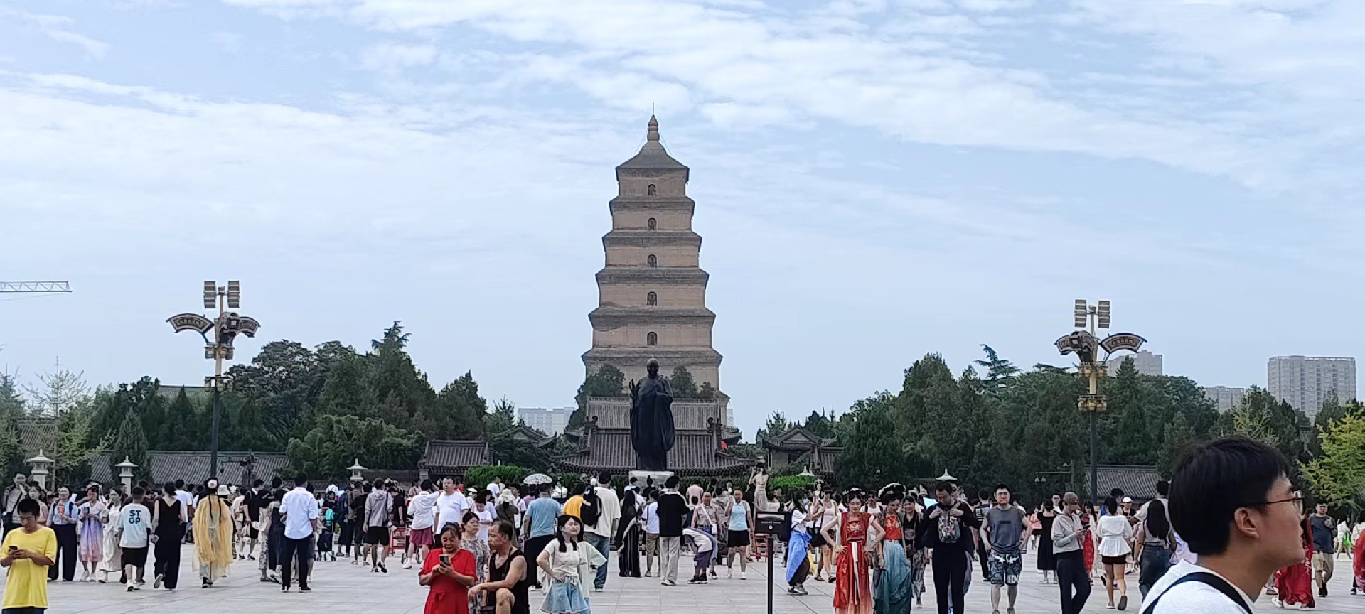 西安是國(guó)務(wù)院公布的首批國(guó)家歷史文化名城，有西周、秦、西漢、唐等在內(nèi)的13個(gè)朝代在此建都，是世界四大古都之一，中國(guó)古都學(xué)會(huì)認(rèn)定的中國(guó)建都朝代最多、帝都?xì)v史最長(zhǎng)的古都。曾經(jīng)作為中國(guó)首都和政治、經(jīng)濟(jì)、文化中心長(zhǎng)達(dá)1100多年。旅游景點(diǎn)有秦始皇兵馬俑博物館、大雁塔、陜西歷史博物館、華清池景區(qū)、碑林博物館等