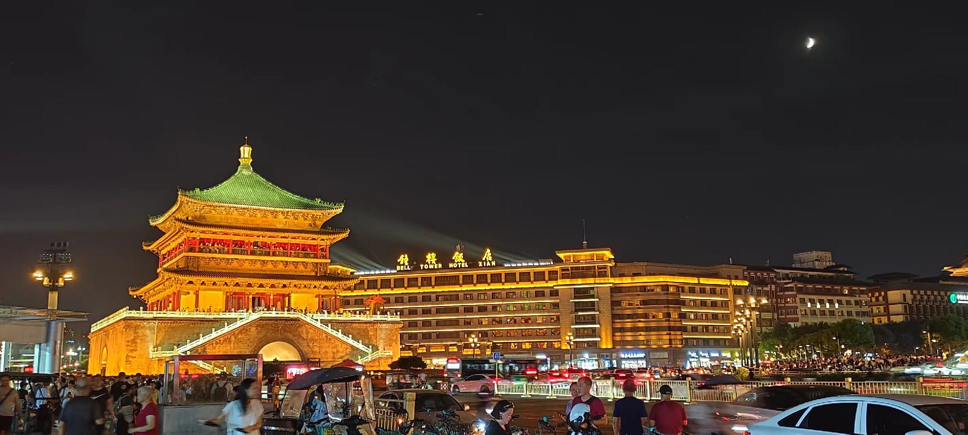 西安是國(guó)務(wù)院公布的首批國(guó)家歷史文化名城，有西周、秦、西漢、唐等在內(nèi)的13個(gè)朝代在此建都，是世界四大古都之一，中國(guó)古都學(xué)會(huì)認(rèn)定的中國(guó)建都朝代最多、帝都?xì)v史最長(zhǎng)的古都。曾經(jīng)作為中國(guó)首都和政治、經(jīng)濟(jì)、文化中心長(zhǎng)達(dá)1100多年。旅游景點(diǎn)有秦始皇兵馬俑博物館、大雁塔、陜西歷史博物館、華清池景區(qū)、碑林博物館等