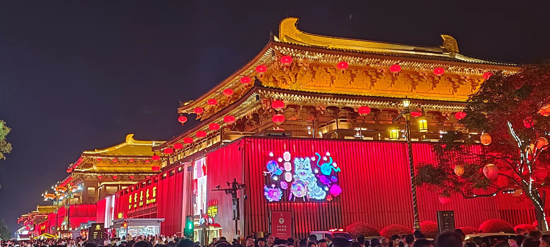 西安是國(guó)務(wù)院公布的首批國(guó)家歷史文化名城，有西周、秦、西漢、唐等在內(nèi)的13個(gè)朝代在此建都，是世界四大古都之一，中國(guó)古都學(xué)會(huì)認(rèn)定的中國(guó)建都朝代最多、帝都?xì)v史最長(zhǎng)的古都。曾經(jīng)作為中國(guó)首都和政治、經(jīng)濟(jì)、文化中心長(zhǎng)達(dá)1100多年。旅游景點(diǎn)有秦始皇兵馬俑博物館、大雁塔、陜西歷史博物館、華清池景區(qū)、碑林博物館等