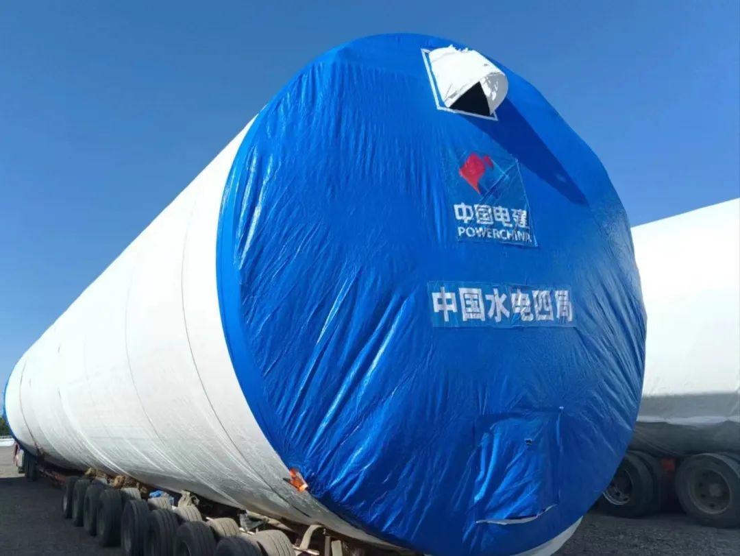 河鋼集團(tuán)舞鋼生產(chǎn)的一批高端風(fēng)電項(xiàng)目用鋼板如期發(fā)往客戶，將用于新彊吐魯番市重點(diǎn)能源項(xiàng)目——廣東能源托克遜縣100萬(wàn)千瓦風(fēng)電項(xiàng)目的風(fēng)電塔筒制造。目前，舞鋼已累計(jì)向該項(xiàng)目供應(yīng)高端風(fēng)電項(xiàng)目用鋼板近2萬(wàn)噸。 在供貨過(guò)程中，舞鋼強(qiáng)化項(xiàng)目跟蹤和技術(shù)營(yíng)銷，針對(duì)該項(xiàng)目設(shè)計(jì)和建設(shè)所需，為用戶設(shè)計(jì)從生產(chǎn)到供貨以及后期服務(wù)的一攬子解決方案。在生產(chǎn)過(guò)程中，舞鋼根據(jù)客戶所需，不斷推動(dòng)工藝和流程優(yōu)化，先后攻克冶煉和軋制環(huán)節(jié)的多個(gè)難題，滿足了客戶對(duì)鋼板表面質(zhì)量的特殊需求，并保證了按期高質(zhì)量交付。 廣東能源托克遜縣100萬(wàn)千瓦風(fēng)電項(xiàng)目（一期50萬(wàn)千瓦）位于新疆維吾爾自治區(qū)吐魯番市托克遜縣，屬于小草湖風(fēng)區(qū)。風(fēng)電場(chǎng)距離托克遜縣僅14公里，距烏魯木齊市約130公里。海拔集中在45至125米，場(chǎng)地開(kāi)闊，地形較平坦，地勢(shì)東南部低、西北部高。本工程擬安裝50臺(tái)風(fēng)力發(fā)電機(jī)組，機(jī)組塔高126.1米，總工程量約26000噸，是新疆首個(gè)直徑超過(guò)6米的單機(jī)容量達(dá)10兆瓦的非分片式風(fēng)電塔筒。  此項(xiàng)目為新建工程，地處新疆傳統(tǒng)九大風(fēng)區(qū)之一的吐魯番西部風(fēng)區(qū)核心位置，擁有得天獨(dú)厚的自然資源，與吐魯番市、烏魯木齊兩大用電負(fù)荷中心接壤，具備天然的負(fù)荷消納優(yōu)勢(shì)。項(xiàng)目投產(chǎn)后，年上網(wǎng)電量約23億千瓦時(shí)，可節(jié)約標(biāo)準(zhǔn)煤約70萬(wàn)噸，每年可減少二氧化碳排放233萬(wàn)噸，將具有良好的經(jīng)濟(jì)效益和生態(tài)效益。  百萬(wàn)千瓦級(jí)風(fēng)電項(xiàng)目的開(kāi)工建設(shè)，標(biāo)志著吐魯番市在打造千萬(wàn)千瓦級(jí)大型清潔能源基地的征程上又邁出了跨越式的一步，將有力推動(dòng)吐魯番綠色新能源產(chǎn)業(yè)進(jìn)入發(fā)展新時(shí)期，為建設(shè)全疆經(jīng)濟(jì)高質(zhì)量發(fā)展示范區(qū)提供新的、強(qiáng)有力的支撐。
