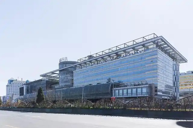 鋼鐵行業(yè)是全球工業(yè)體系中的重要支柱之一,其產(chǎn)品廣泛應用于基礎設施建設、機械制造、汽車工業(yè)等領域。隨著全球工業(yè)化進程的不斷深入,鋼鐵行業(yè)呈現(xiàn)出國際化競爭格局。在眾多鋼鐵制造企業(yè)中,有6家公司以其出色的經(jīng)營業(yè)績和強大的市場地位脫穎而出,成為了世界鋼鐵制造業(yè)的領軍企業(yè)。  第一，是總部位于中國的寶鋼集團。寶鋼集團創(chuàng)立于1992年,作為中國最大的鋼鐵生產(chǎn)企業(yè),其年產(chǎn)鋼鐵超過1億噸,在全球鋼鐵企業(yè)中居首位。寶鋼集團擁有先進的煉鋼技術(shù)和完善的產(chǎn)業(yè)鏈,產(chǎn)品涵蓋了碳鋼、合金鋼、不銹鋼等多個品類,廣泛應用于汽車、家電、建筑等領域。在國內(nèi)市場上,寶鋼集團占據(jù)主導地位,同時也積極拓展海外市場,在全球范圍內(nèi)享有較高的品牌知名度。   第二，是同樣總部設在中國的武鋼集團。武鋼集團成立于1958年,是中國最早的鋼鐵生產(chǎn)企業(yè)之一,擁有悠久的歷史和豐富的生產(chǎn)經(jīng)驗。該集團主營碳鋼和合金鋼的生產(chǎn),年產(chǎn)量超過5000萬噸,位居全球第二。武鋼集團不僅在國內(nèi)市場占有重要地位,同時也積極開拓海外市場,產(chǎn)品遠銷歐洲、東南亞等地區(qū)。近年來,武鋼集團通過并購重組等方式不斷擴大產(chǎn)能,提升了其在全球鋼鐵行業(yè)的影響力。   第三，是總部位于印度的塔塔鋼鐵公司。塔塔鋼鐵公司成立于1907年,是全球歷史最悠久的鋼鐵制造企業(yè)之一。該公司年產(chǎn)鋼鐵超過1800萬噸,產(chǎn)品涵蓋了碳鋼、合金鋼、不銹鋼等種類,廣泛應用于汽車、基礎設施、機械制造等領域。憑借雄厚的技術(shù)實力和優(yōu)秀的管理團隊,塔塔鋼鐵公司在全球鋼鐵市場上占據(jù)了重要地位,在發(fā)展中國家市場尤其具有優(yōu)勢。   第四，是總部位于日本的新日鐵住金株式會社。新日鐵住金株式會社是日本最大的鋼鐵制造企業(yè),年產(chǎn)鋼鐵約4500萬噸,位居全球第四。該公司擁有業(yè)內(nèi)領先的技術(shù)水平,在煉鋼、軋鋼等工藝上均有很強的競爭力。同時,新日鐵住金還積極推動產(chǎn)品創(chuàng)新,開發(fā)出多種高性能鋼材,廣泛應用于汽車制造、電子電器等行業(yè)。憑借雄厚的技術(shù)實力和優(yōu)質(zhì)的產(chǎn)品,新日鐵住金在日本國內(nèi)以及東亞地區(qū)市場占據(jù)主導地位。   第五,是總部位于韓國的POSCO。POSCO創(chuàng)立于1968年,是韓國最大的鋼鐵制造企業(yè),年產(chǎn)鋼鐵約4000萬噸。POSCO在煉鋼技術(shù)、產(chǎn)品研發(fā)等方面均處于業(yè)內(nèi)領先水平,旗下?lián)碛卸嗉液Ｍ庾庸?業(yè)務覆蓋全球主要市場。近年來,POSCO不斷優(yōu)化產(chǎn)品結(jié)構(gòu),提升高附加值鋼材的占比,在汽車制造、電子等領域具有較強的市場競爭力。憑借優(yōu)秀的經(jīng)營業(yè)績和穩(wěn)健的財務狀況,POSCO在全球鋼鐵行業(yè)中占據(jù)重要地位。   第六,是總部位于美國的美國鋼鐵公司。美國鋼鐵公司創(chuàng)立于1901年,是美國最大的鋼鐵制造企業(yè),年產(chǎn)鋼鐵約1600萬噸。該公司在碳鋼、不銹鋼等品類的生產(chǎn)上均具有較強的技術(shù)實力,產(chǎn)品廣泛應用于汽車制造、基礎設施建設等領域。近年來,美國鋼鐵公司通過資產(chǎn)重組和技術(shù)創(chuàng)新等措施,不斷提升自身競爭力,在北美市場保持領先地位。   舉報/反饋