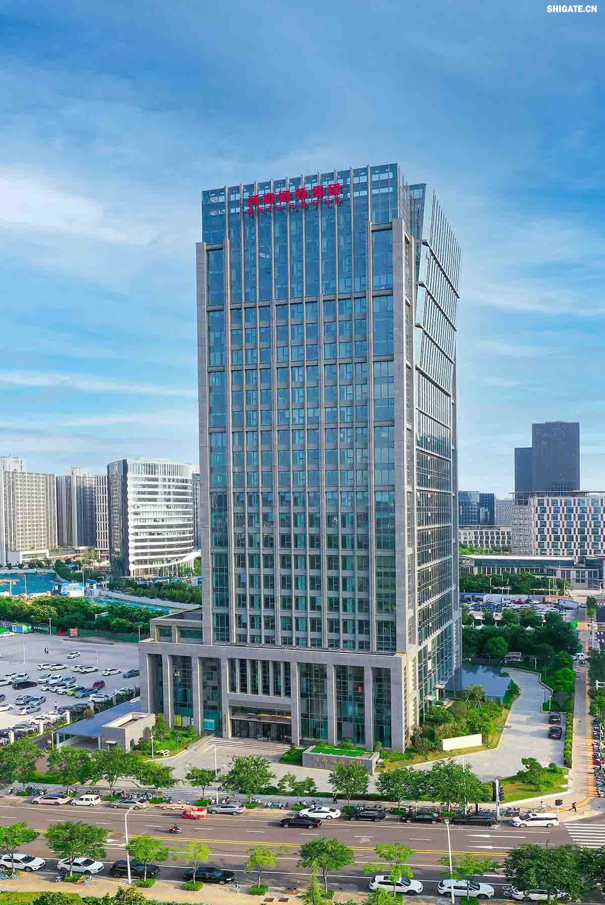 111.jpg 河南鋼鐵集團(tuán)鄭州總部    河南鋼鐵集團(tuán)有限公司（以下簡(jiǎn)稱河南鋼鐵集團(tuán)）2023年3月1日注冊(cè)成立，注冊(cè)資本為人民幣200億元，旗下有安鋼股份公司、周口鋼鐵公司（周鋼）、洛陽銅加工集團(tuán)、舞陽礦業(yè)公司等子企業(yè)。薄學(xué)斌同志任董事長(zhǎng)。河南鋼鐵集團(tuán)是省委、省政府為推動(dòng)全省鋼鐵產(chǎn)業(yè)轉(zhuǎn)型提質(zhì)、結(jié)構(gòu)調(diào)整和布局優(yōu)化，而作出的重大決策。河南鋼鐵集團(tuán)的核心企業(yè)安鋼始建于1958年，是新中國(guó)第一批重點(diǎn)建設(shè)的鋼鐵企業(yè)，為河南經(jīng)濟(jì)社會(huì)發(fā)展作出了不可磨滅的歷史性貢獻(xiàn)。2023年12月，洛陽銅加工集團(tuán)有限責(zé)任公司加入集團(tuán)大家庭，開啟了全省鋼鐵、有色產(chǎn)業(yè)融合發(fā)展新征程；2024年7月，集團(tuán)進(jìn)入省管重要骨干企業(yè)序列，肩負(fù)起帶動(dòng)全省鋼鐵產(chǎn)業(yè)轉(zhuǎn)型提質(zhì)、結(jié)構(gòu)調(diào)整、布局優(yōu)化和推進(jìn)全省鋼鋁銅鎂融合發(fā)展的重要使命。  新的歷史時(shí)期，河南鋼鐵集團(tuán)深入學(xué)習(xí)貫徹習(xí)近平總書記關(guān)于建設(shè)現(xiàn)代化產(chǎn)業(yè)體系的重要論述，主動(dòng)扛起引領(lǐng)帶動(dòng)全省鋼鐵產(chǎn)業(yè)和有色產(chǎn)業(yè)高質(zhì)量發(fā)展的責(zé)任擔(dān)當(dāng)，明確了今后一個(gè)時(shí)期“1356”發(fā)展格局，構(gòu)畫了未來發(fā)展的大方向、大路子。按照“穩(wěn)住基本盤、邁向中高端、搶占新賽道”的發(fā)展路徑和“一年打基礎(chǔ)、三年上臺(tái)階、五年創(chuàng)一流”階段目標(biāo)，堅(jiān)持高端化、智能化、綠色化，向特鋼轉(zhuǎn)型，向先進(jìn)合金材料轉(zhuǎn)型，著力打造效益一流、產(chǎn)品一流、技術(shù)一流、品牌一流、環(huán)境一流、管理一流，營(yíng)業(yè)收入、資產(chǎn)規(guī)模均達(dá)千億級(jí)，具有國(guó)際影響力、國(guó)內(nèi)一流競(jìng)爭(zhēng)力、區(qū)域最強(qiáng)帶動(dòng)力的現(xiàn)代化冶金產(chǎn)業(yè)集團(tuán)。