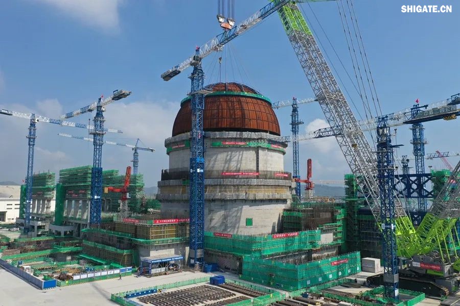 近日，“華龍一號(hào)”批量化建設(shè)項(xiàng)目——漳州核電項(xiàng)目2號(hào)機(jī)組熱態(tài)性能試驗(yàn)順利完成。河鋼集團(tuán)舞鋼公司生產(chǎn)的高端核電鋼板批量應(yīng)用在漳州核電項(xiàng)目1~4號(hào)機(jī)組的穩(wěn)壓器、蒸汽發(fā)生器、人員閘門、設(shè)備閘門、硼注箱等核島級(jí)關(guān)鍵設(shè)備制造。  舞鋼公司堅(jiān)定特鋼思路，依托自身深厚的技術(shù)積淀，不斷開發(fā)更多滿足市場(chǎng)需求的高端核電鋼。針對(duì)漳州核電項(xiàng)目用鋼特點(diǎn)，舞鋼公司組建專項(xiàng)技術(shù)團(tuán)隊(duì)，進(jìn)一步完善核電鋼板質(zhì)量保證體系，優(yōu)化冶煉、軋制與熱處理工藝，確保了生產(chǎn)出的高端核電用鋼板性能穩(wěn)定，滿足了客戶需求，成功實(shí)現(xiàn)批量應(yīng)用，為“華龍一號(hào)”核電項(xiàng)目建設(shè)提供了重要的材料保障，助力我國(guó)核電產(chǎn)業(yè)發(fā)展。     b5c22239-6b29-4959-9963-b9c789c943c8.jpg     漳州核電項(xiàng)目是我國(guó)自主三代核電技術(shù)“華龍一號(hào)”批量化建設(shè)的始發(fā)地，也是全球最大的“華龍一號(hào)”核電基地，規(guī)劃建設(shè)6臺(tái)“華龍一號(hào)”核電機(jī)組，總裝機(jī)容量720萬(wàn)千瓦，全部投產(chǎn)后年發(fā)電量超600億千瓦時(shí)。  從秦山核電站到漳州核電項(xiàng)目，從常規(guī)島到核島，舞鋼公司生產(chǎn)的核電鋼板深度參與了我國(guó)眾多核電項(xiàng)目建設(shè)。隨著“華龍一號(hào)”批量化建設(shè)的快速推進(jìn)，舞鋼公司將繼續(xù)以“科技創(chuàng)新和技術(shù)營(yíng)銷”為兩大引擎，助推“雙碳”目標(biāo)實(shí)現(xiàn)，促進(jìn)全球清潔能源發(fā)展貢獻(xiàn)“中國(guó)方案”。
