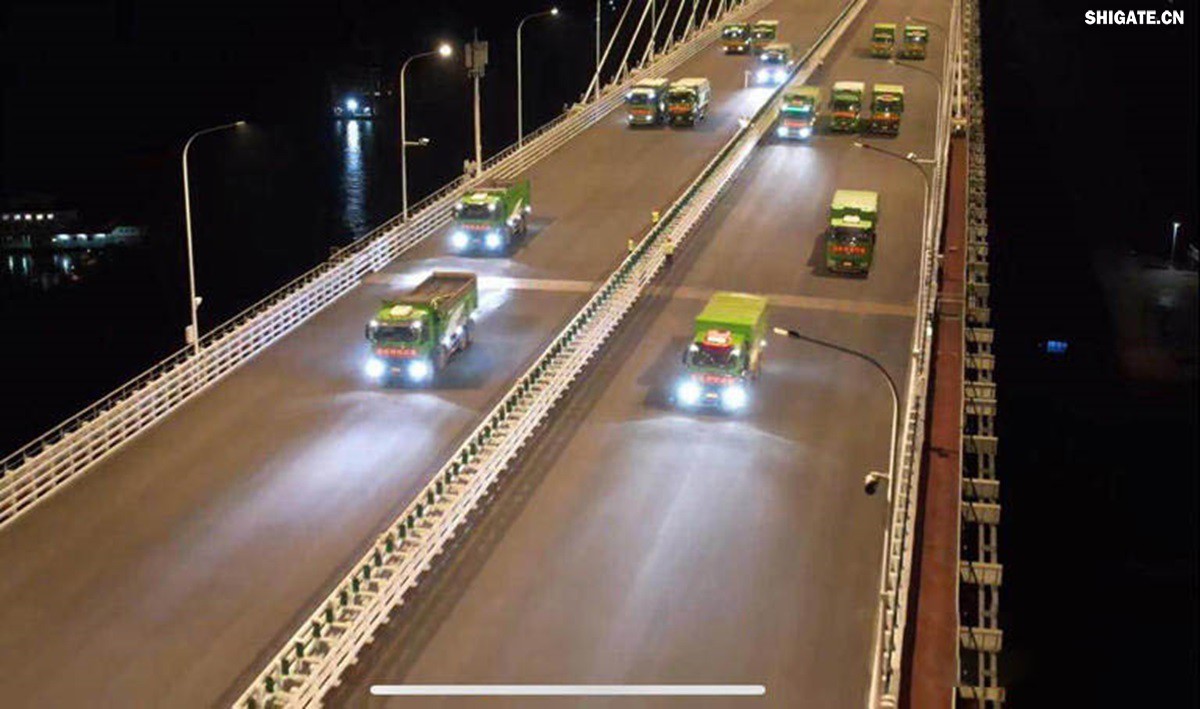 6月16日22時(shí)，世界最大跨度斜拉橋——常泰長(zhǎng)江大橋燈火通明，車聲轟鳴，一場(chǎng)通車前的“極限挑戰(zhàn)”正緊張進(jìn)行。30輛總重達(dá)1200噸的四軸加載車，分批列隊(duì)駛上橋面預(yù)先劃定的停靠點(diǎn)，并由提前布置在橋梁各關(guān)鍵部位的869個(gè)傳感器開展實(shí)時(shí)監(jiān)測(cè)，采集測(cè)試數(shù)據(jù)。由此，大橋跨江公鐵合建段主橋橋梁荷載試驗(yàn)全面啟動(dòng)。    AA1GQ79M.jpg    這次荷載試驗(yàn)覆蓋范圍具體包括1座主跨1208米斜拉橋、2座主跨388米鋼桁拱專用航道橋、1座非通航道孔橋以及南北兩座引橋，共設(shè)計(jì)119個(gè)靜載工況和111個(gè)動(dòng)載工況。其中，最大對(duì)稱靜力加載工況將動(dòng)用110輛四軸加載車，總重達(dá)4400噸。試驗(yàn)將持續(xù)一周，分五個(gè)階段進(jìn)行。試驗(yàn)首日在錄安洲非通航孔橋和常州側(cè)公鐵合建段引橋?qū)嵤? 常泰長(zhǎng)江大橋是連通常州與泰興的跨江通道，是長(zhǎng)江上首座集高速公路、城際鐵路和普通公路三種功能于一體的雙層復(fù)合型橋梁，計(jì)劃于今年年內(nèi)基本建成。它的上層為雙向六車道高速公路，下層為雙線城際鐵路和普通公路。如此復(fù)雜的結(jié)構(gòu)，如何確保它在未來(lái)百年服役中安全可靠？答案就藏在荷載試驗(yàn)中。    AA1GQduQ.jpg    荷載試驗(yàn)堪稱橋梁通車前的“綜合大考”，是確保橋梁安全運(yùn)營(yíng)的“體檢報(bào)告”。江蘇省交通工程建設(shè)局常泰長(zhǎng)江大橋建設(shè)指揮部現(xiàn)場(chǎng)常務(wù)副指揮長(zhǎng)夏鵬飛介紹，“荷載試驗(yàn)是檢測(cè)橋梁結(jié)構(gòu)安全和承載能力的重要手段，通過科學(xué)的加載測(cè)試和數(shù)據(jù)采集分析，驗(yàn)證實(shí)際成橋狀態(tài)與理論設(shè)計(jì)的鍥合度，確保常泰長(zhǎng)江大橋運(yùn)營(yíng)安全?！笨紤]到大橋主體采用鋼結(jié)構(gòu)和鋼-混凝土組合結(jié)構(gòu)，為最大限度減少晝夜溫差對(duì)測(cè)試數(shù)據(jù)的影響，所有試驗(yàn)均安排在夜間實(shí)施。  通過一系列科學(xué)嚴(yán)謹(jǐn)?shù)暮奢d測(cè)試，這座世界級(jí)多功能大橋的實(shí)際性能將得到充分檢驗(yàn)，為常泰長(zhǎng)江大橋后續(xù)安全通車運(yùn)營(yíng)提供至關(guān)重要的數(shù)據(jù)支撐。